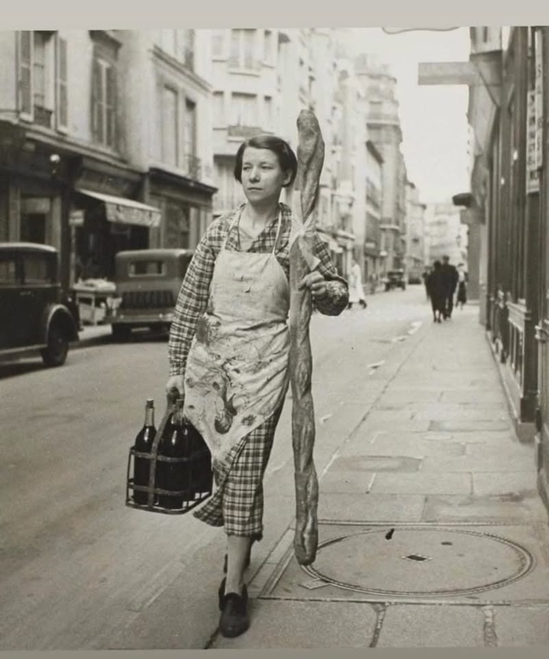 La Grekka interior with art and coffee